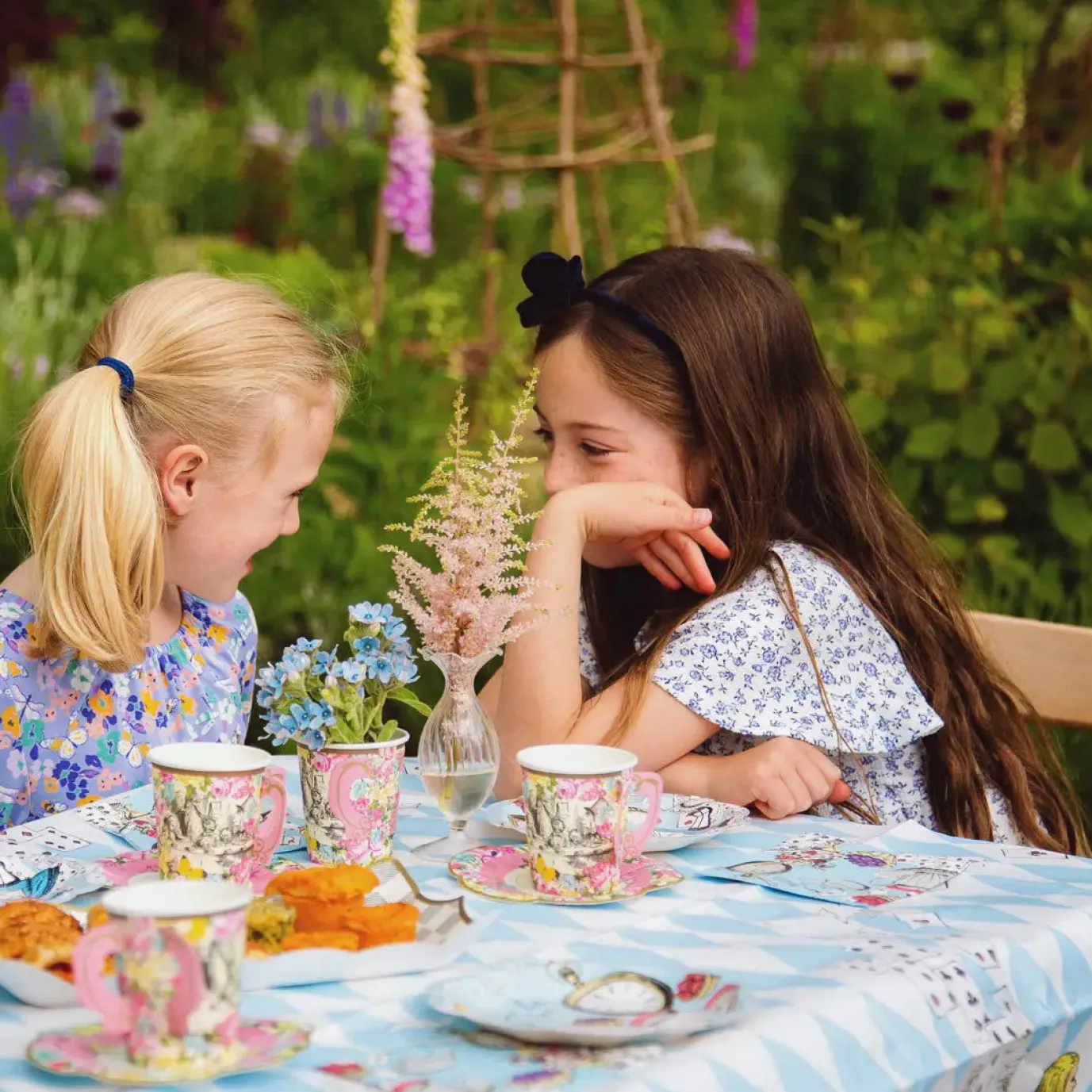 Alice in Wonderland Teacups & Saucer Set - 12 pack